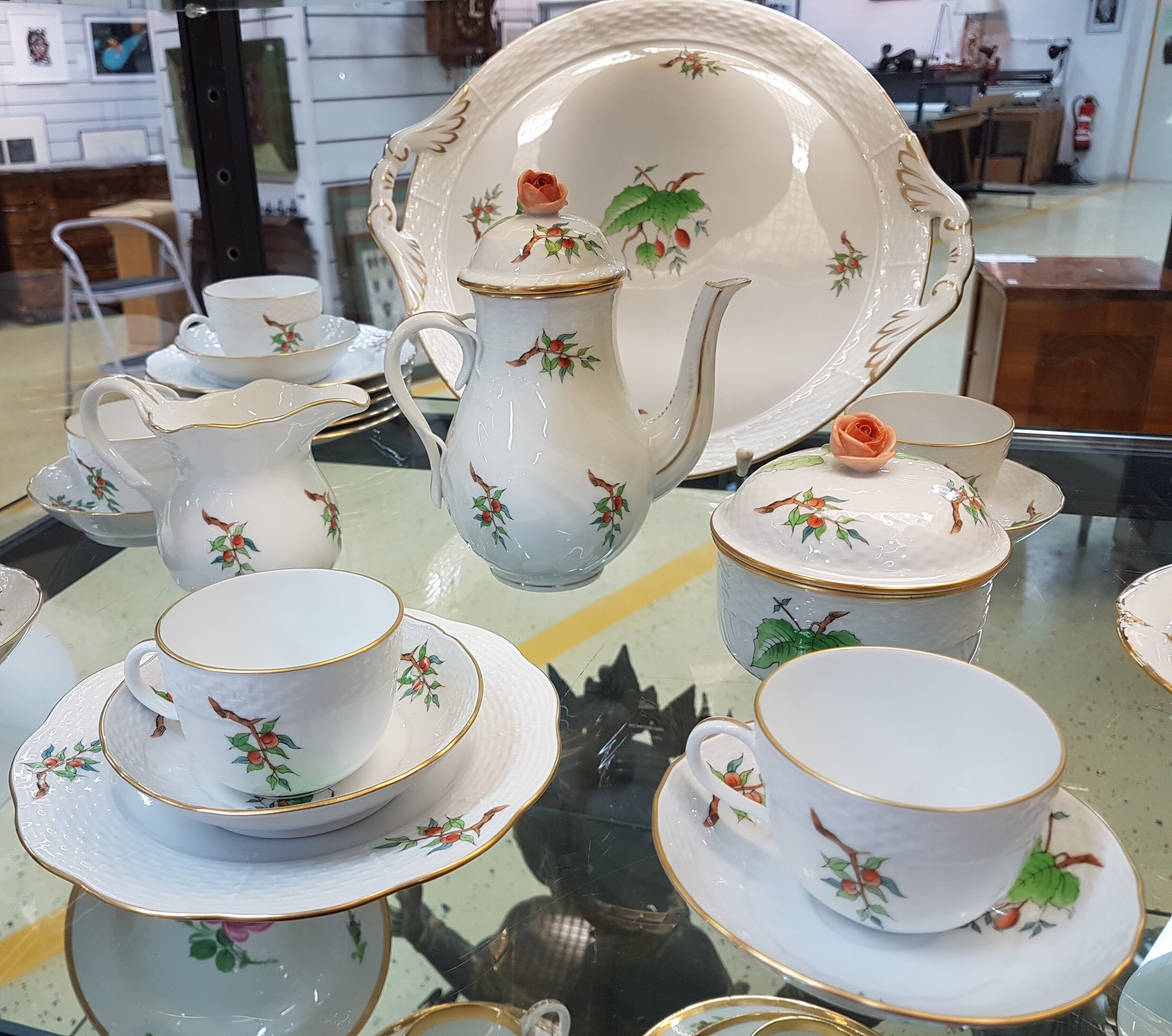 Detail a: Mokkaservice, Herend, für 6 Personen, Porzellan, Mokkakännchen, sechs Mokkatassen mit Untertassen, sechs Dessertteller, Tablett, Zuckerdose, ...