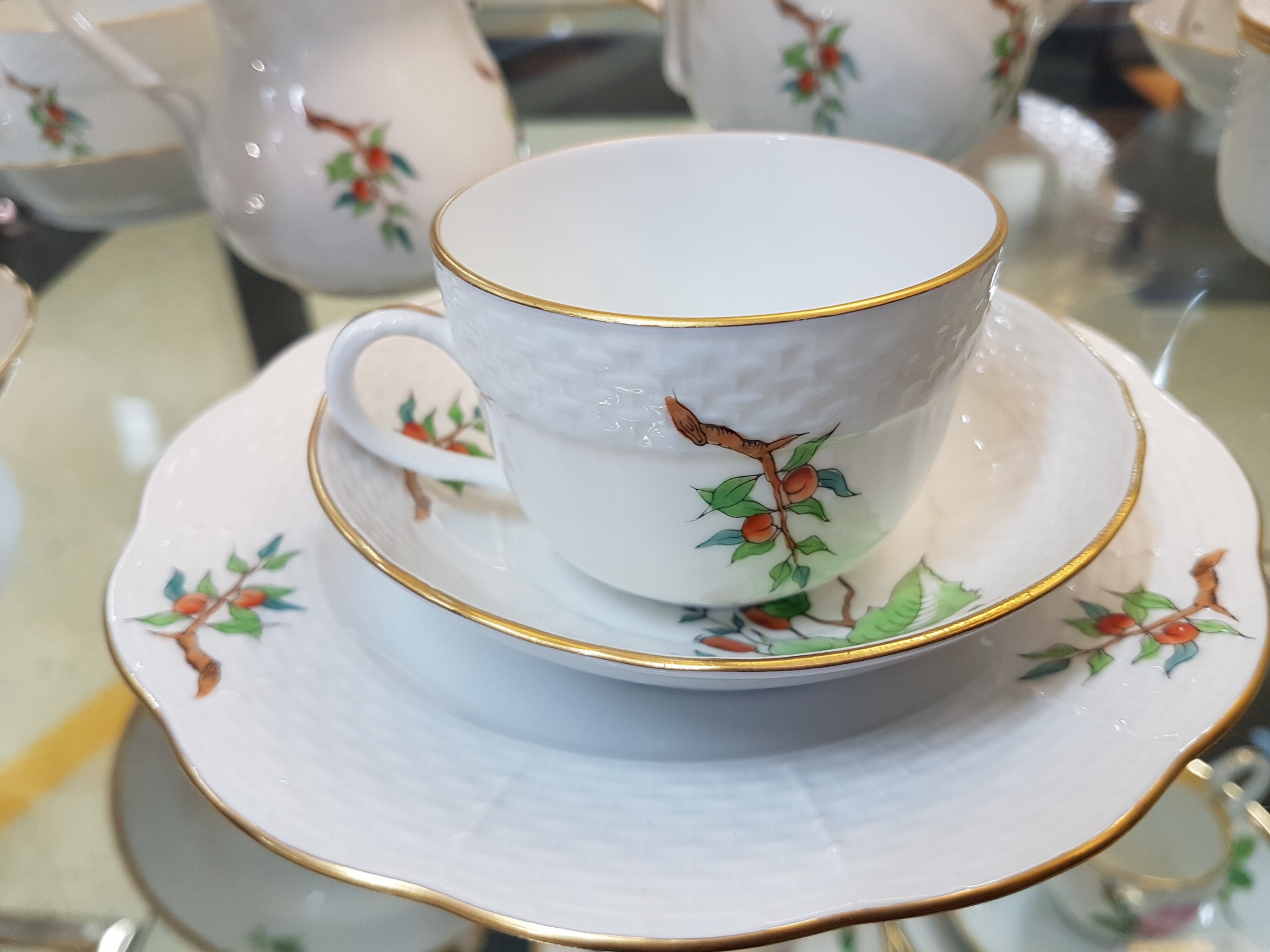 Detail b: Mokkaservice, Herend, für 6 Personen, Porzellan, Mokkakännchen, sechs Mokkatassen mit Untertassen, sechs Dessertteller, Tablett, Zuckerdose, ...