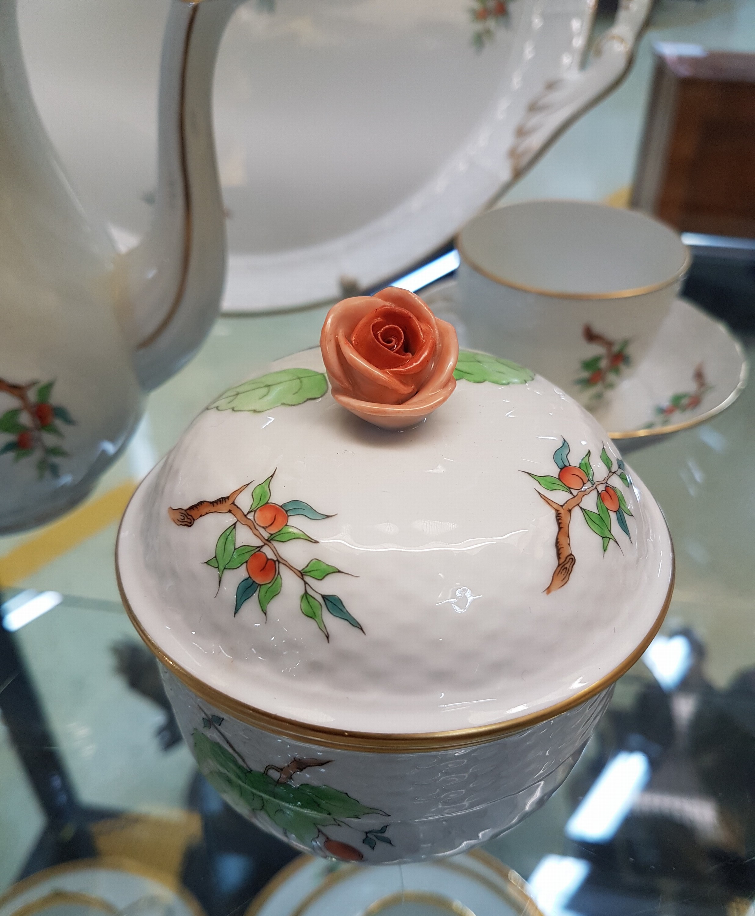 Detail c: Mokkaservice, Herend, für 6 Personen, Porzellan, Mokkakännchen, sechs Mokkatassen mit Untertassen, sechs Dessertteller, Tablett, Zuckerdose, ...