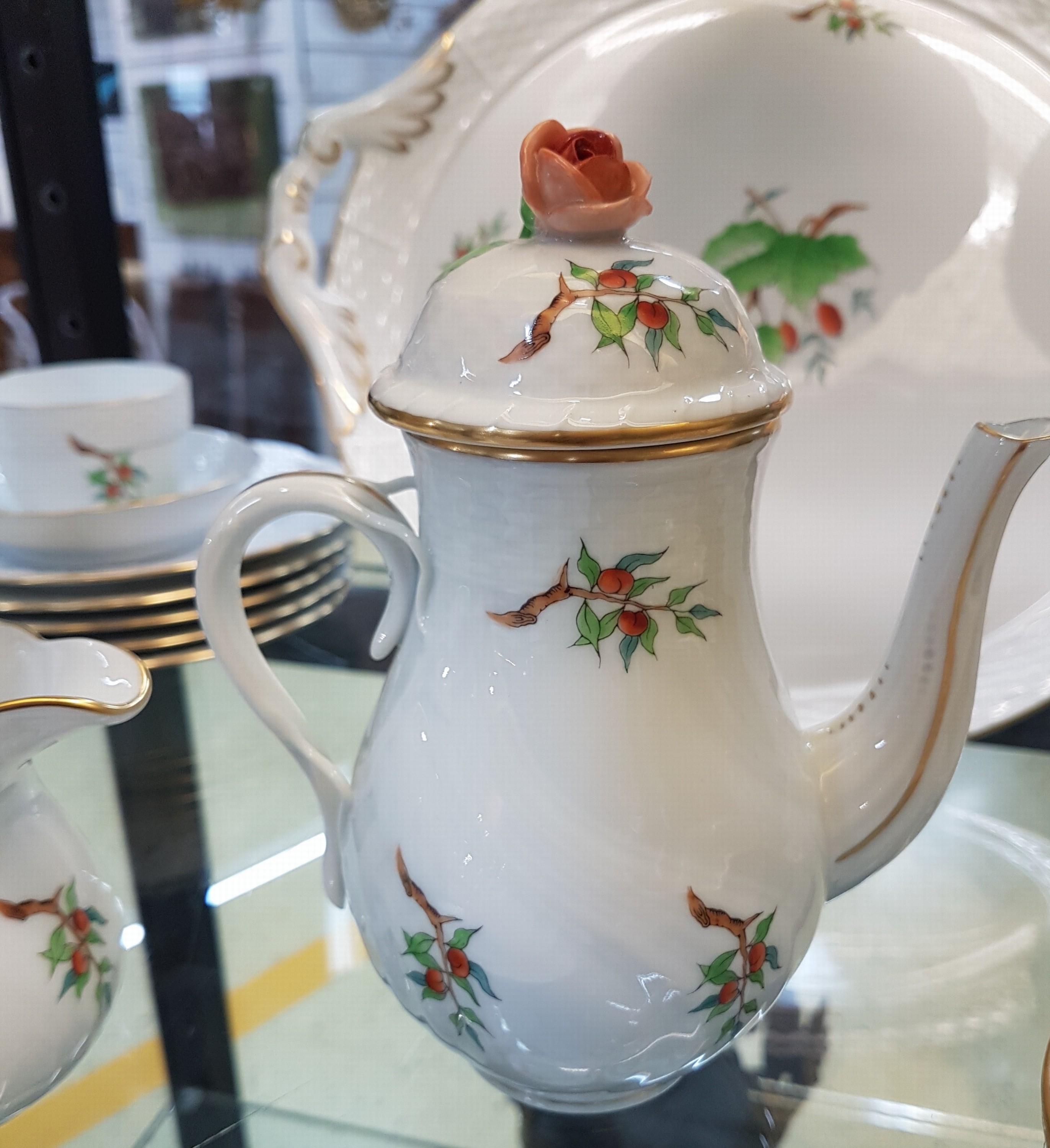 Detail d: Mokkaservice, Herend, für 6 Personen, Porzellan, Mokkakännchen, sechs Mokkatassen mit Untertassen, sechs Dessertteller, Tablett, Zuckerdose, ...