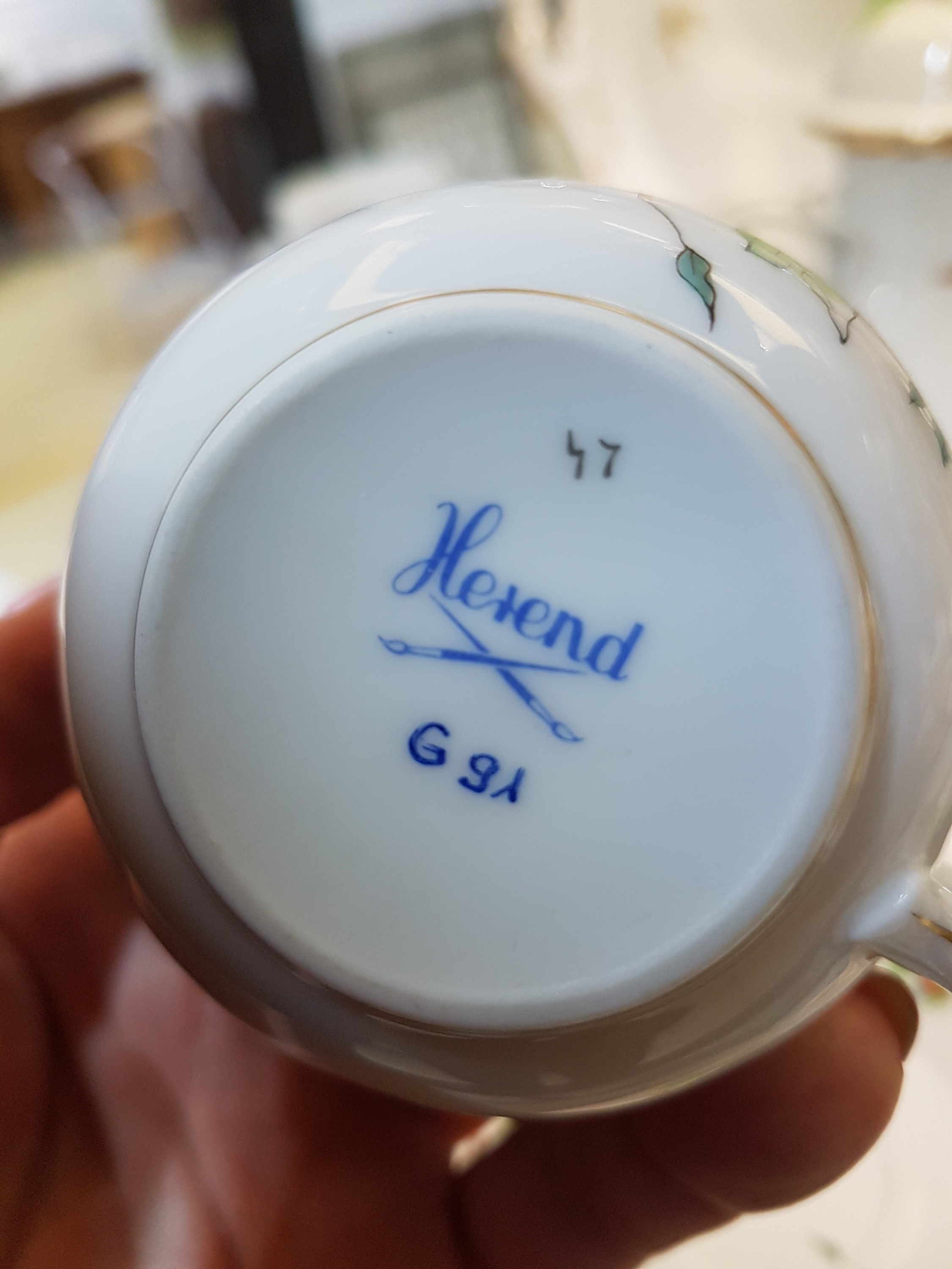 Detail e: Mokkaservice, Herend, für 6 Personen, Porzellan, Mokkakännchen, sechs Mokkatassen mit Untertassen, sechs Dessertteller, Tablett, Zuckerdose, ...