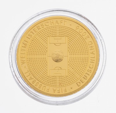 Image 26983243 - 100 Euro Goldmünze, 2005, GG 999/000, 1/2 Unze, 15.55 g, FIFA Fußball- ...