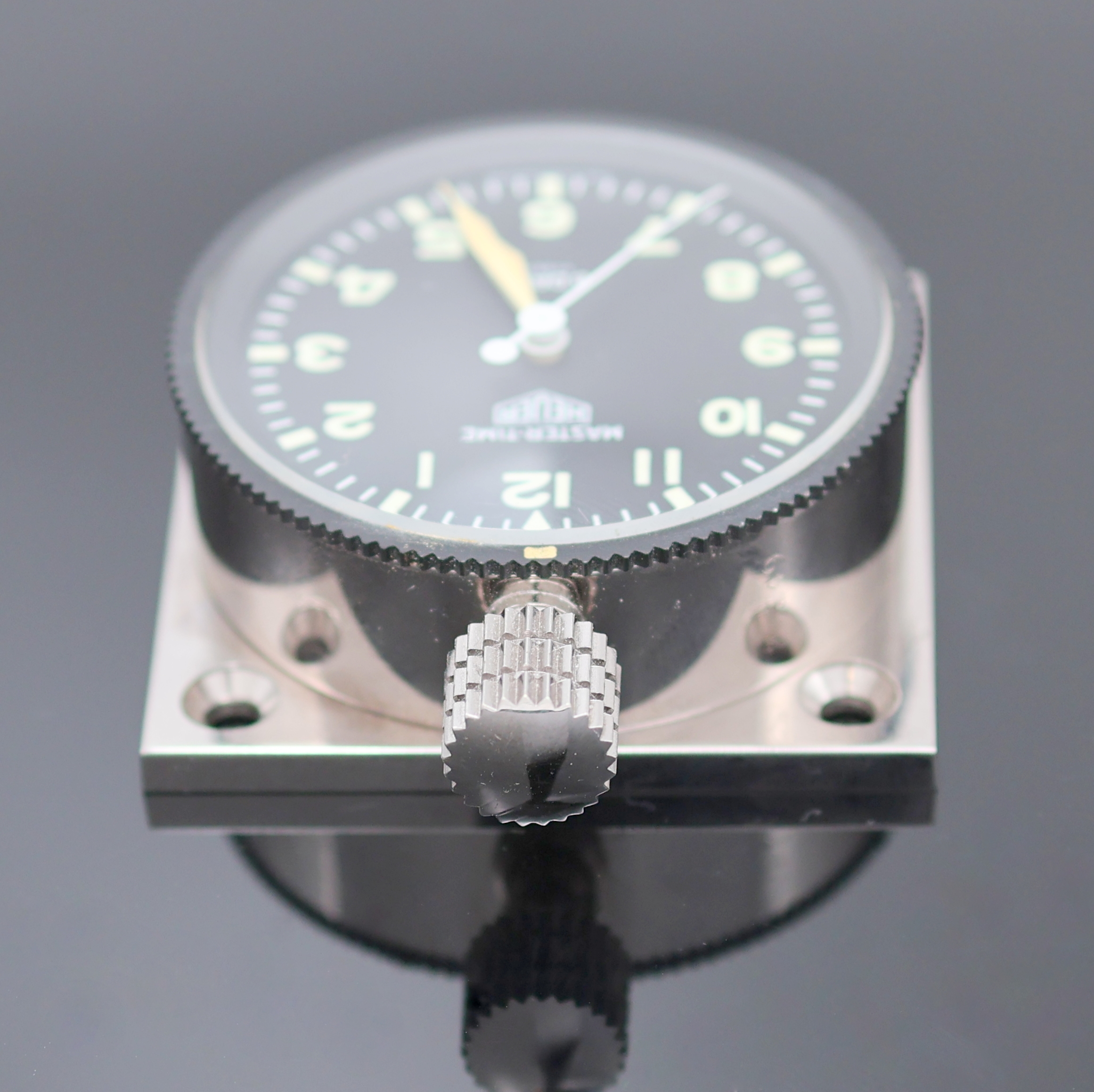Detail a: HEUER Master-Time Dashboard mit 8 Tage Werk Referenz 16.8433, Schweiz um 1965, Handaufzug, vern. Geh. auf Montageplatte, beids. drehb. Lünette, ...