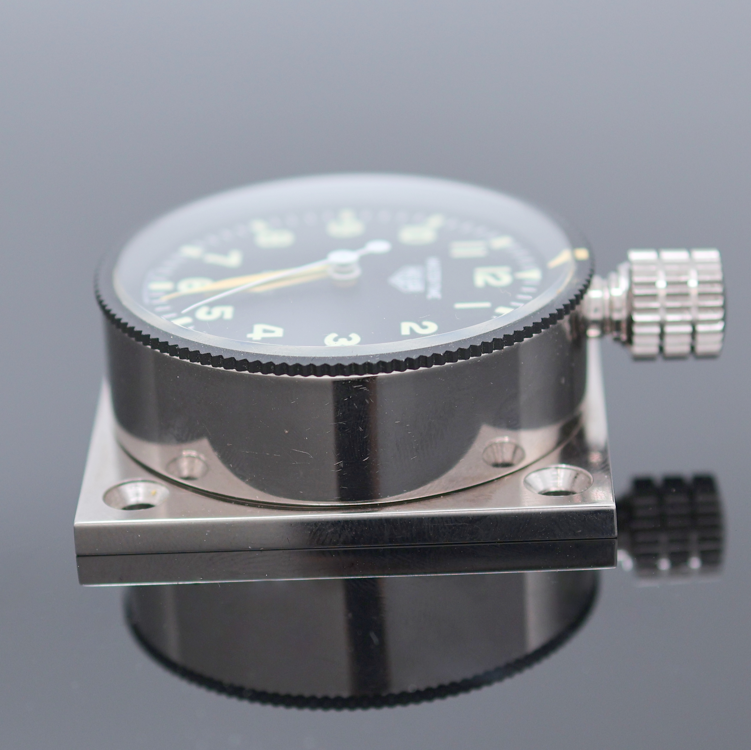 Detail b: HEUER Master-Time Dashboard mit 8 Tage Werk Referenz 16.8433, Schweiz um 1965, Handaufzug, vern. Geh. auf Montageplatte, beids. drehb. Lünette, ...