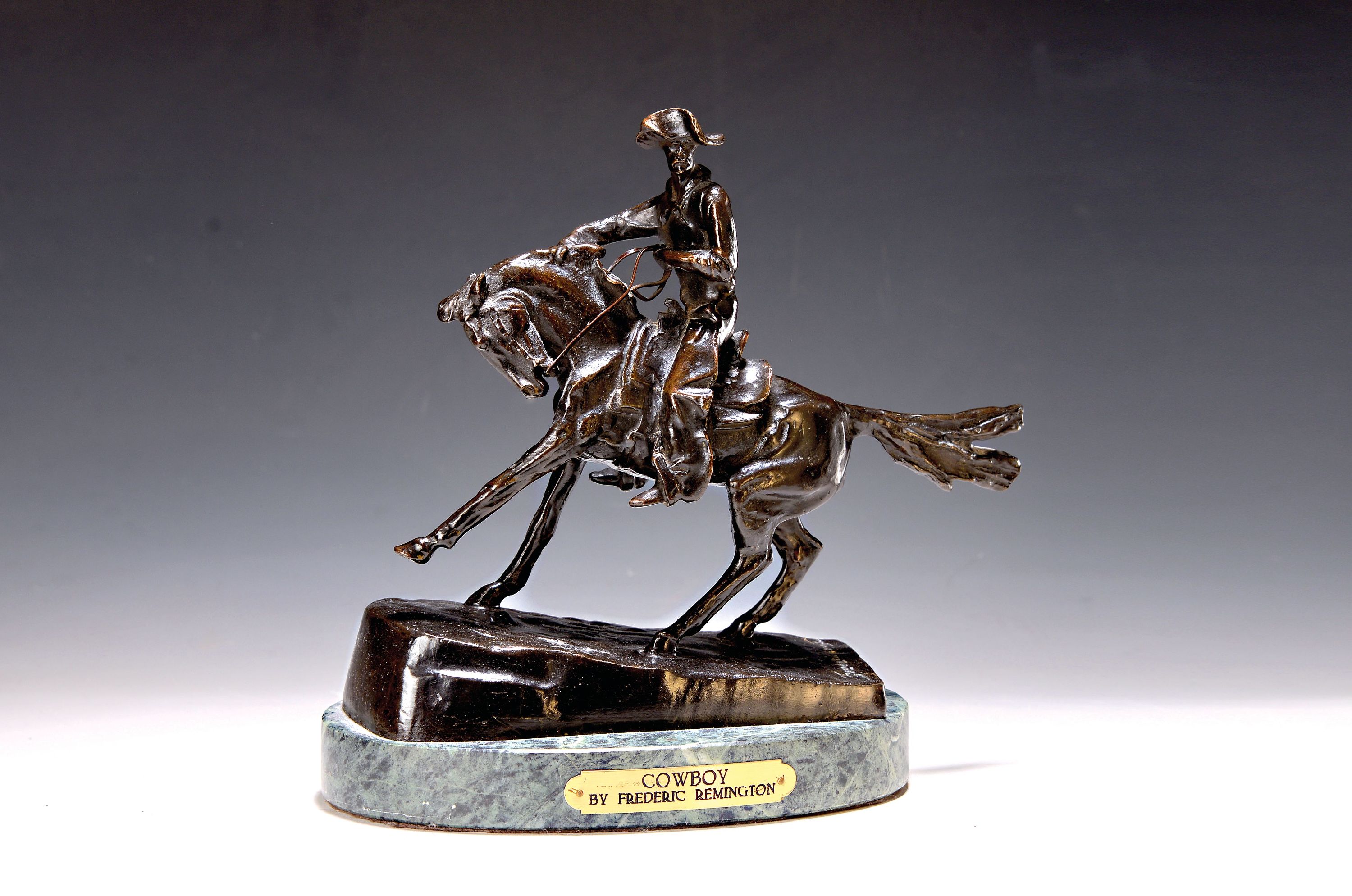 Image 26983534 - Bronzefigur nach Frederic Remington, 2. Hälfte 20. Jh., ´Cowboy´, grüner Steinsockel, ...
