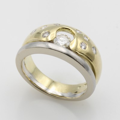 Image Ring mit Brillanten, GG/WG 585/000, Solitär u. 8 Besatzbrill. zus. ca. 0.47 ct ...