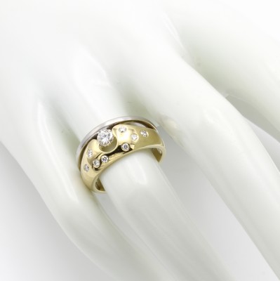 26983507b - Ring mit Brillanten, GG/WG 585/000, Solitär u. 8 Besatzbrill. zus. ca. 0.47 ct ...