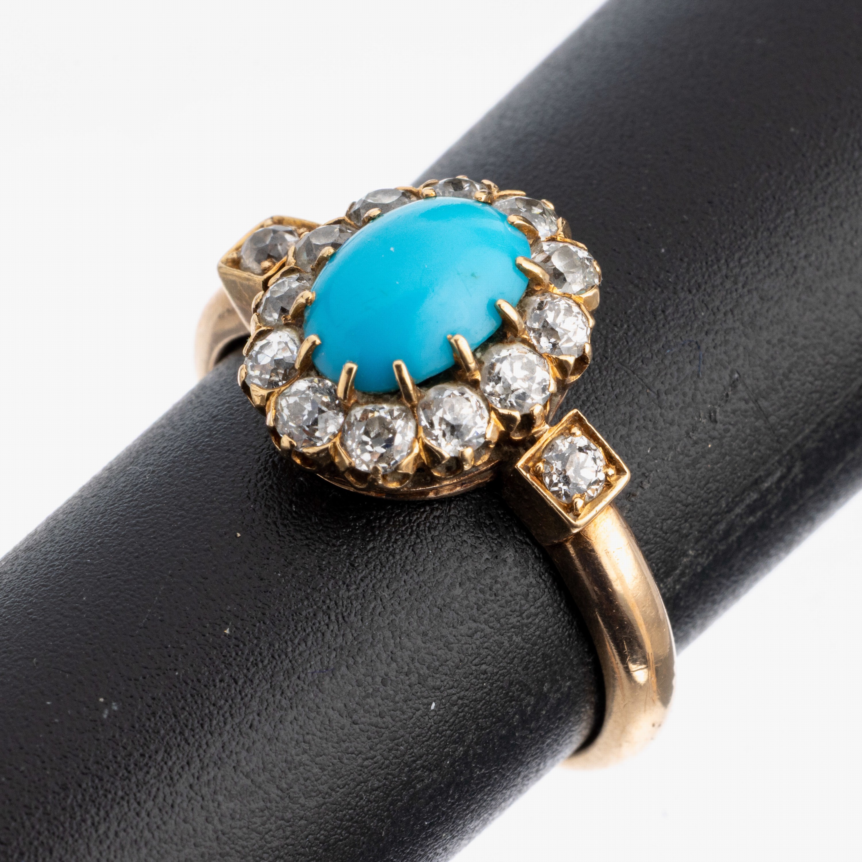 14 kt Gold Türkis-Diamant-Ring, um 1900-10, GG 585/000 gepr., mittig ovaler Türkis -Cabochon, 14 Altschliffdiamanten zus. ca. 0.60 ct Weiß/si-p, ...