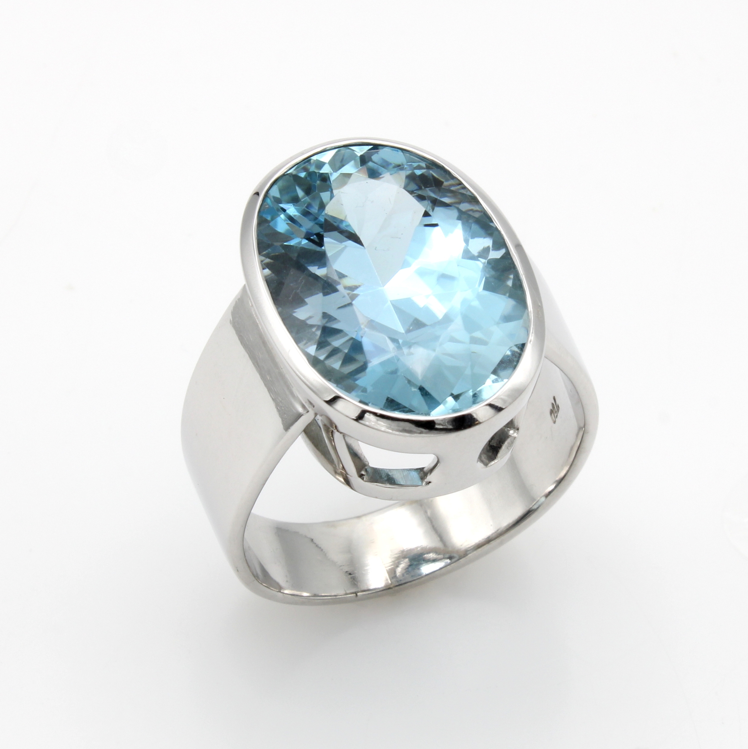 Image 26983737 - Ring mit Aquamarin, WG 750/000, ovaler Aquamarin v. guter Farbe im Schachbrettschliffca. ...