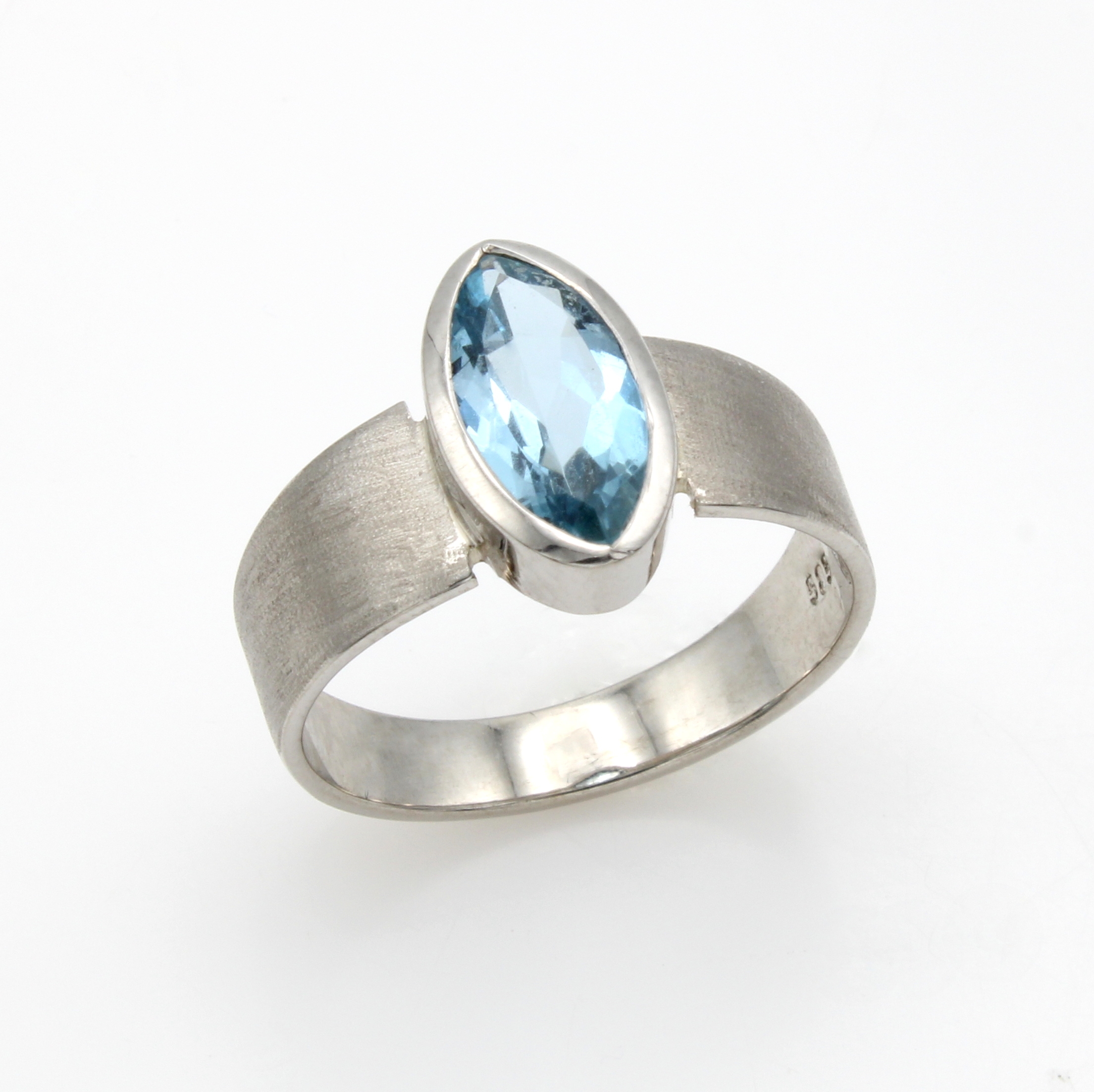 Image 26983738 - Ring mit Aquamarin, WG 585/000, z.T. matt., fac. Aquamarinnavette ca. 1.5 ct, RW ca. 58 ...