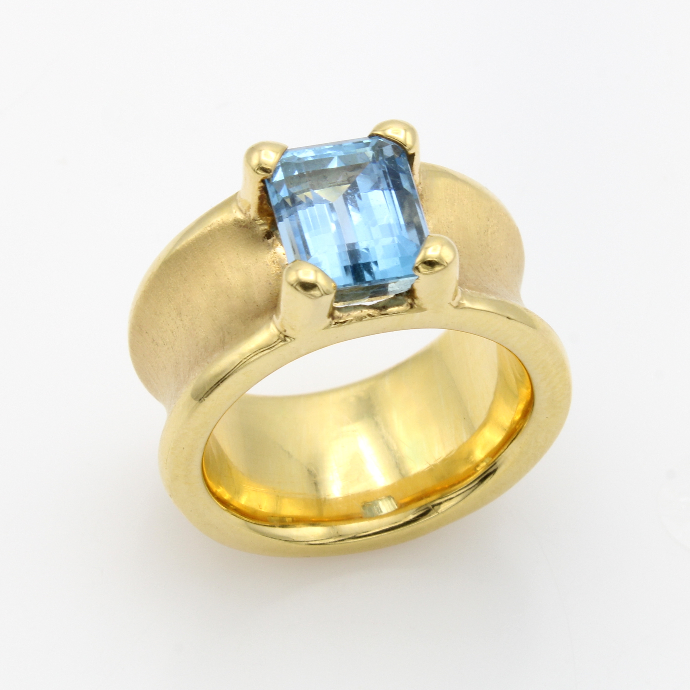 Image 26983741 - Breiter Ring mit Aquamarin, GG 750/000, matt., konkave Ringschiene, fac., achteck. ...