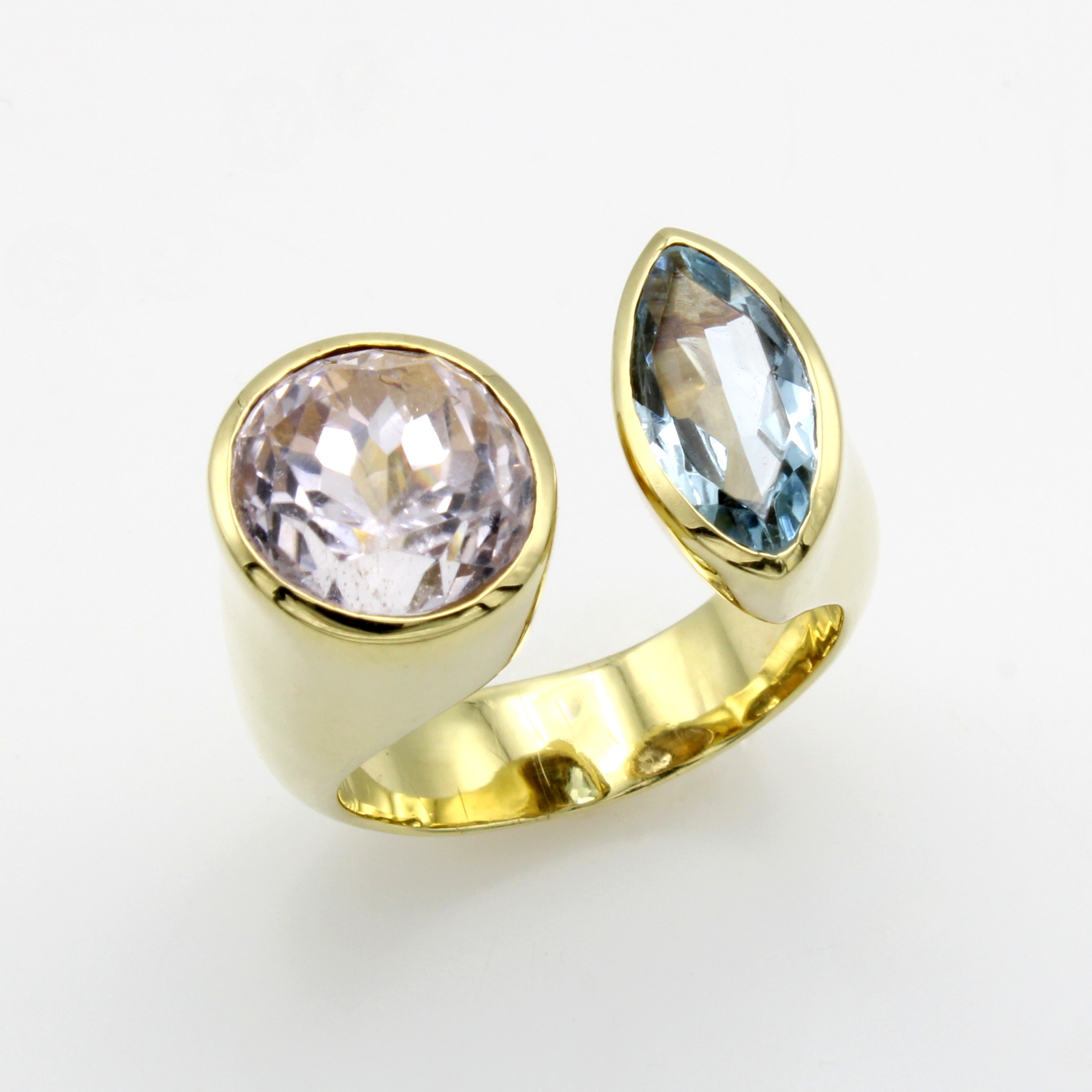 Image 26983749 - Ring mit Farbsteinen, GG 585/000, offen gearb., Aquamarinnavette ca. 1 ct, runder, fac. ...