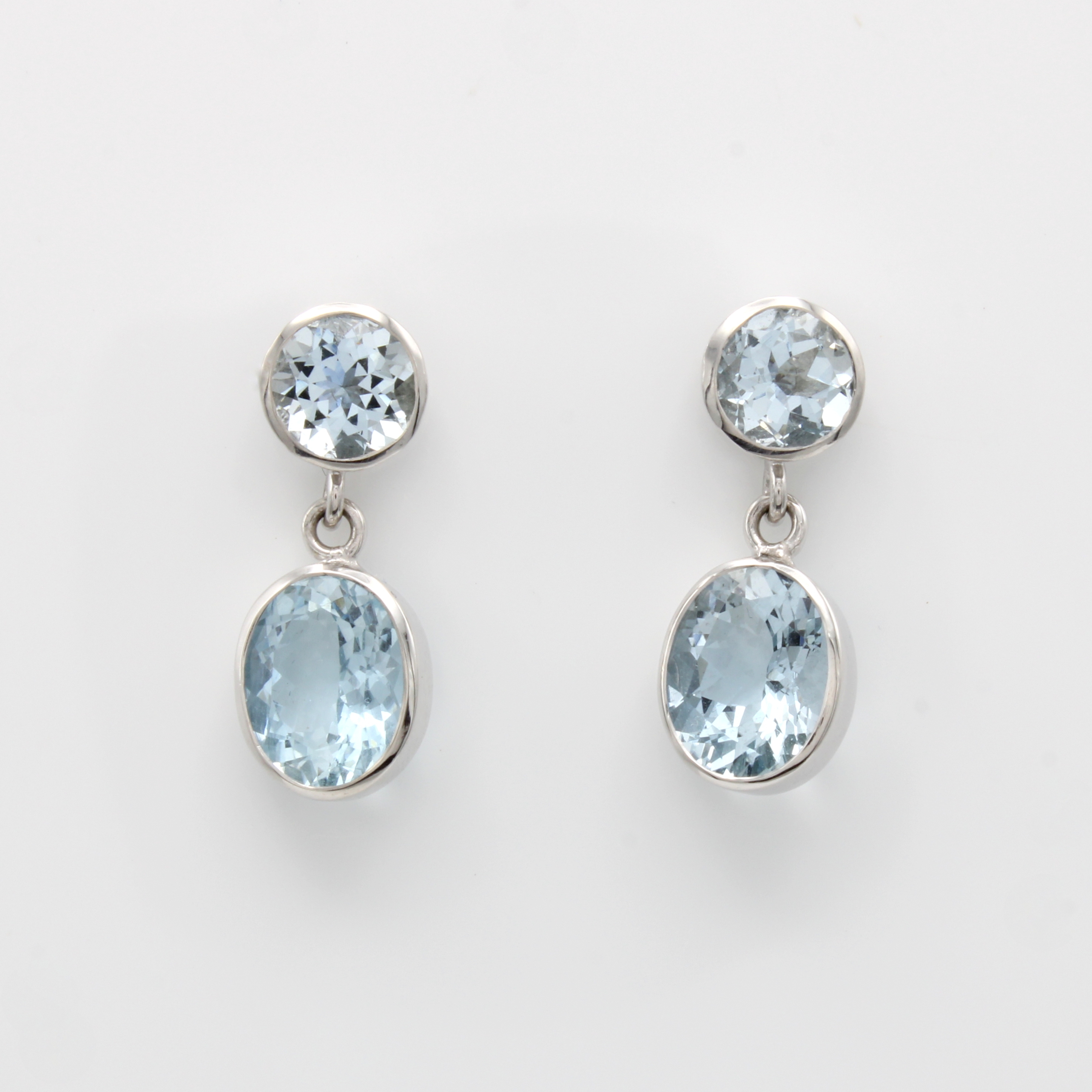Image 26983757 - Paar Ohrstecker mit Aquamarinen, WG 585/000,2 runde u. 2 ovale Aquamarine zus. ca. 8.9 ...