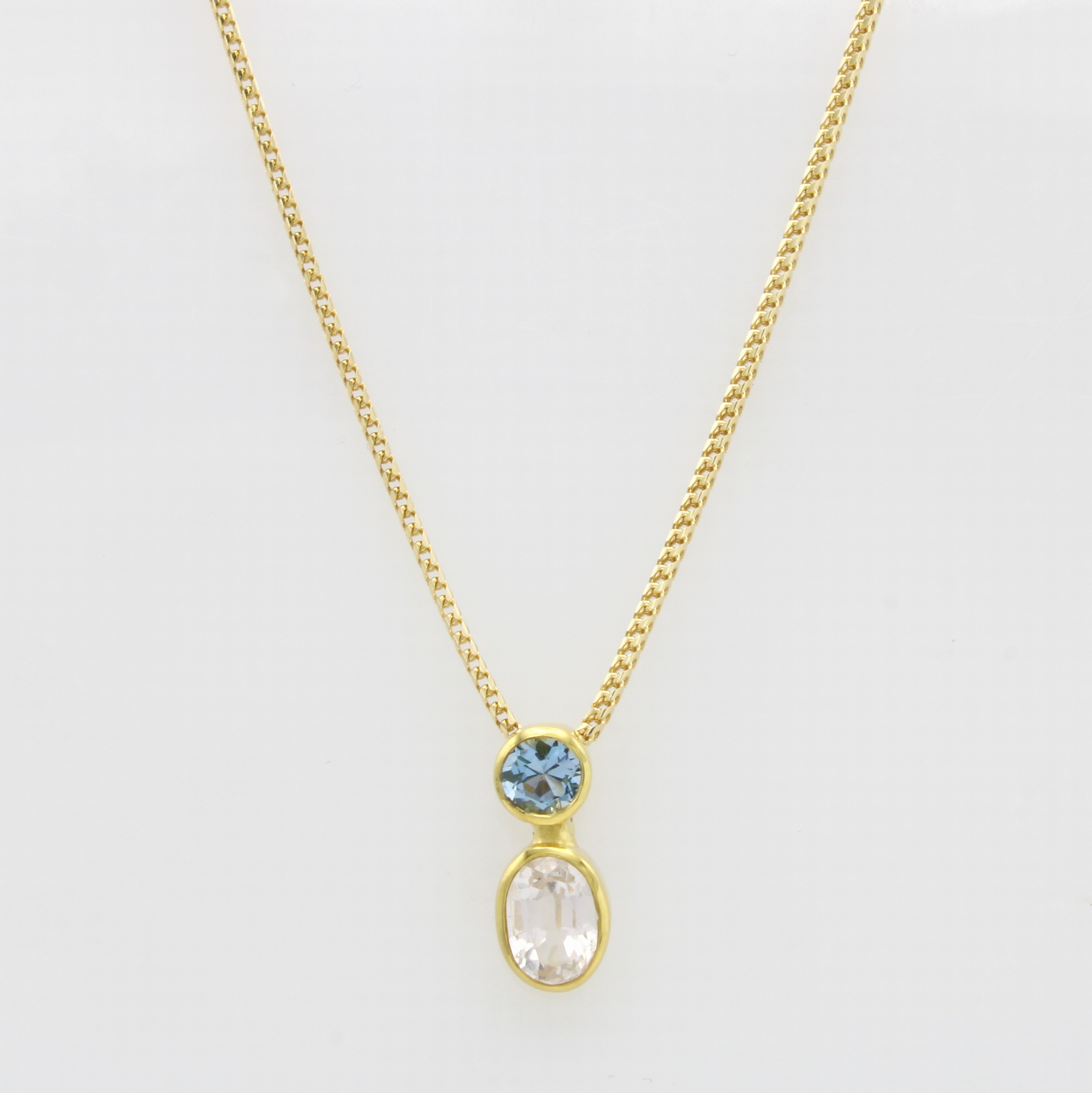 Image 26983765 - Anhänger mit Farbsteinen an Kette, GG 585/000, 1 runder u. 1 ovaler Aquamarin zus. ca. ...