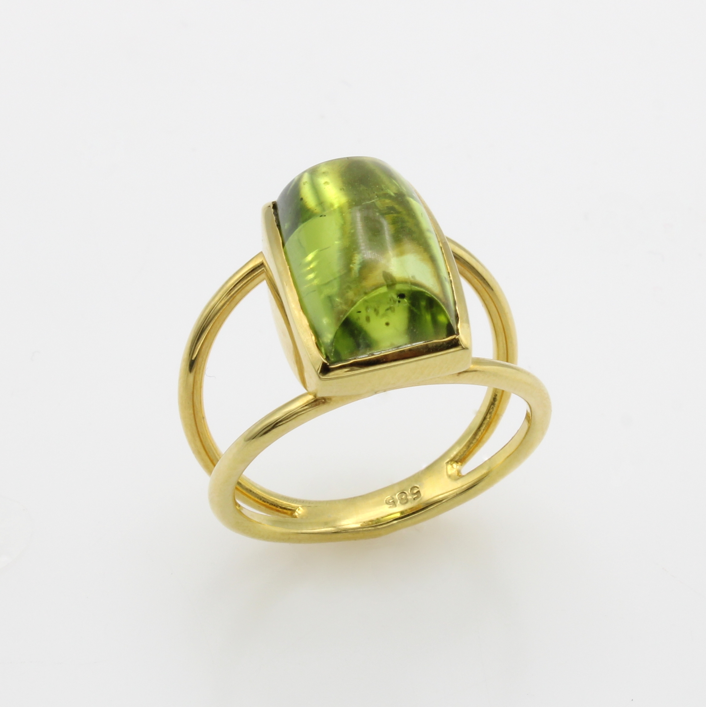 Image 26983766 - Ring mit Peridot, GG 585/000, geteilte Ringschiene, eckiger Peridotcabochon ca. 6.8 ct, ...