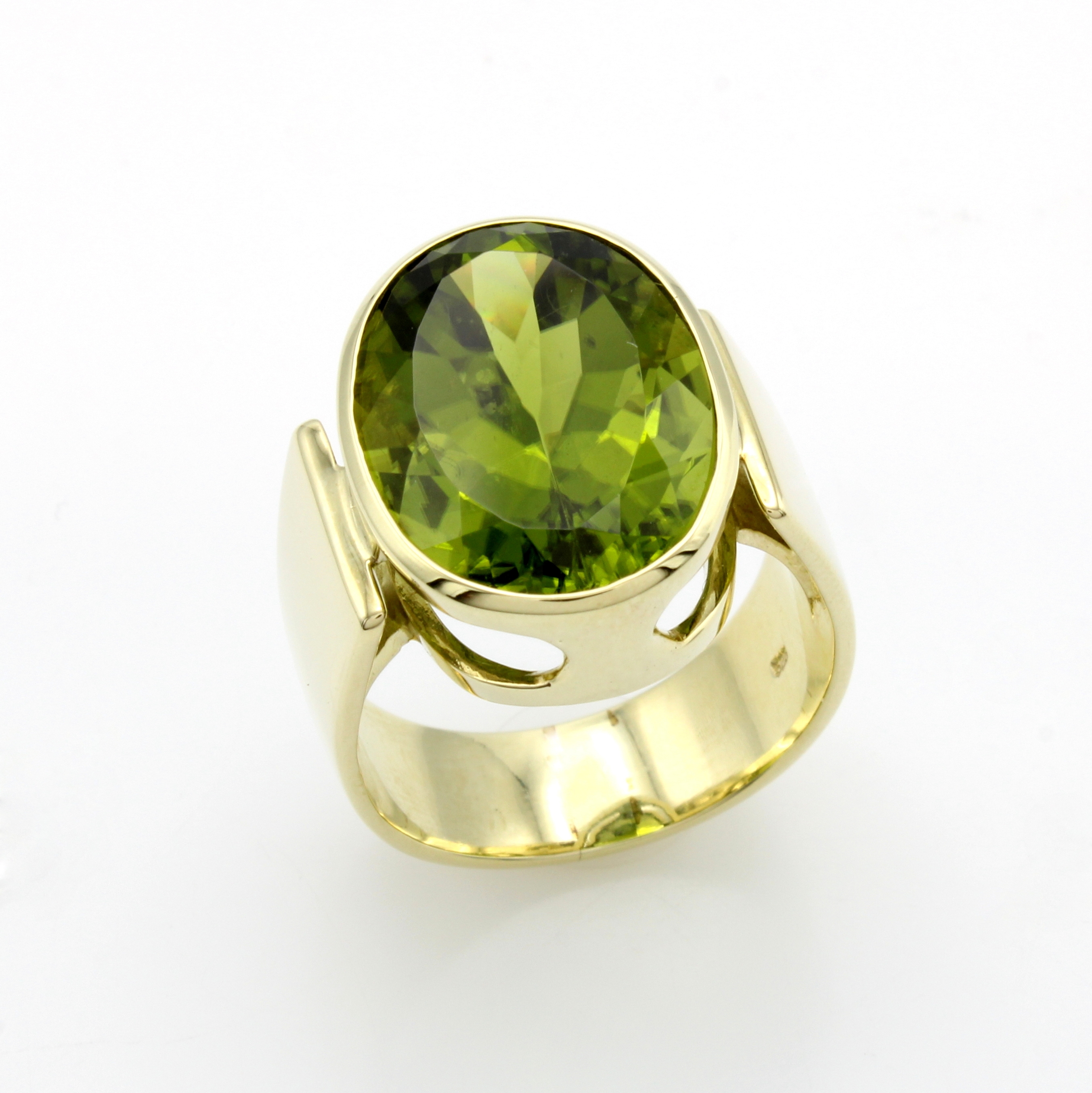 Image 26983771 - Ring mit Peridot, GG 585/000, ovaler, fac. Peridot ca. 13.44 ct, RW ca. 56 Schätzpreis: ...