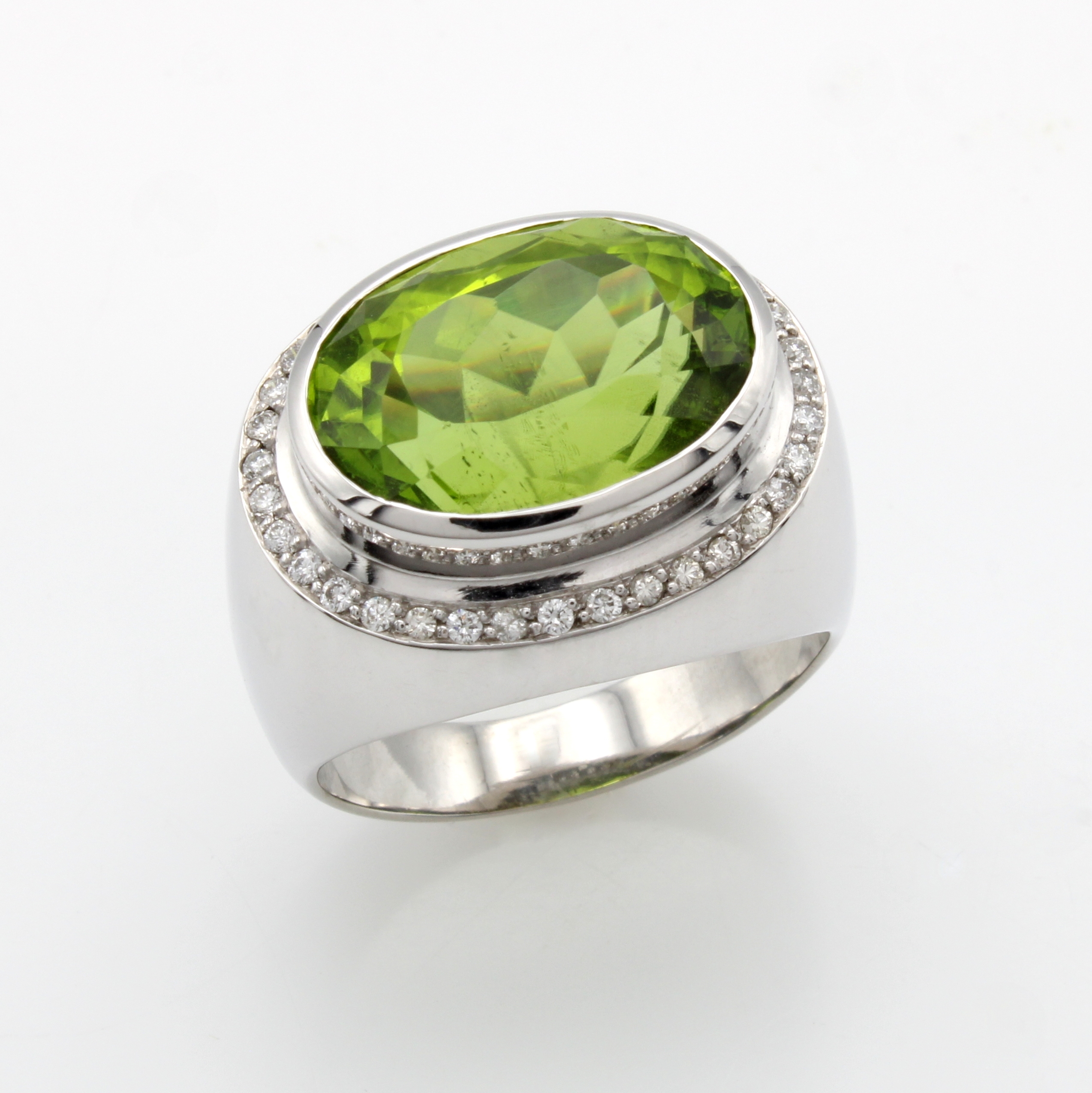 Image 26983772 - Ring mit Peridot und Brillanten, WG 750/000,fac. Peridot ca. 11.6 ct umgeben v. Brill. ...