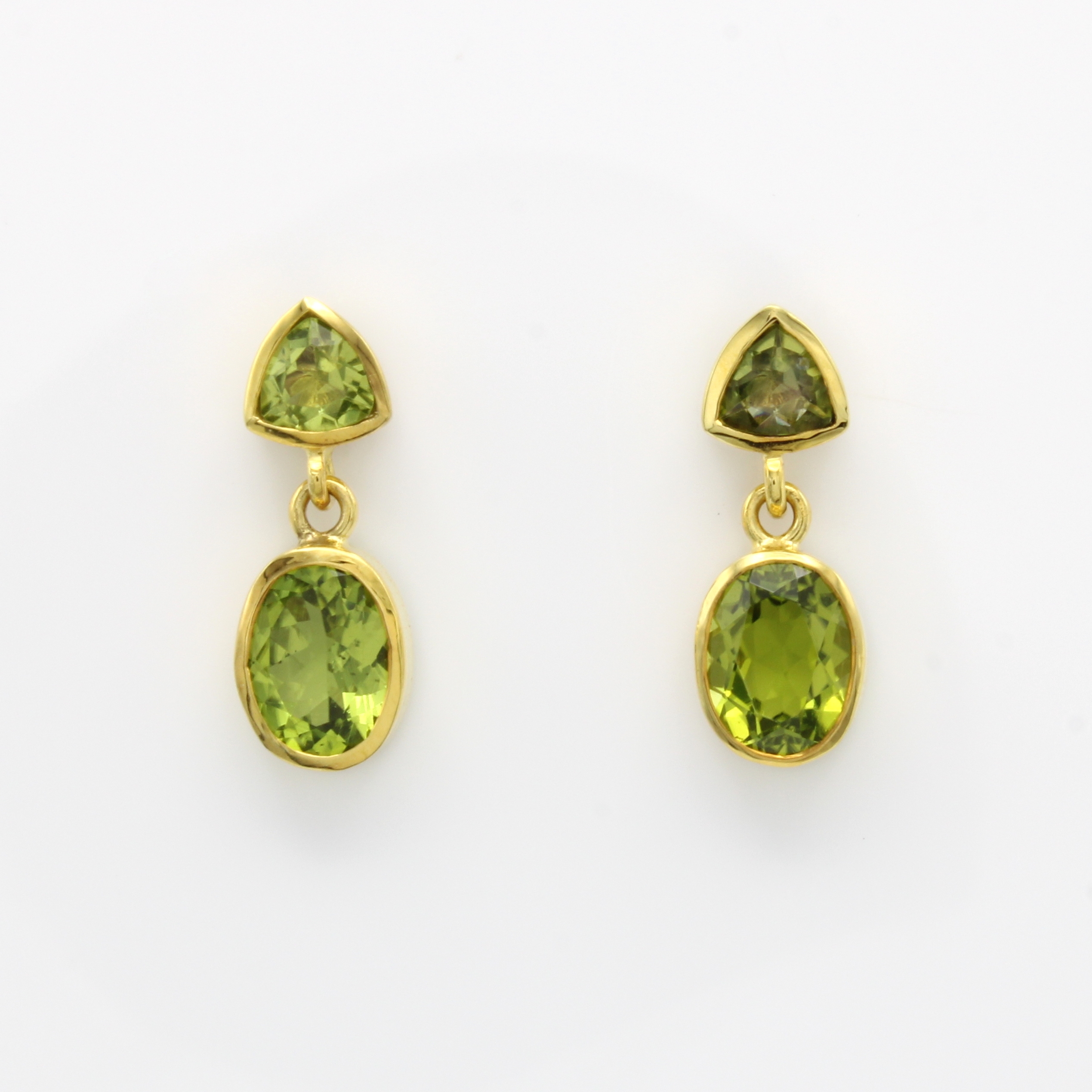 Image 26983777 - Paar Ohrstecker mit Peridots, GG 585/000, 2 triangelförm. u. 2 ovale Peridots zus. ca. ...