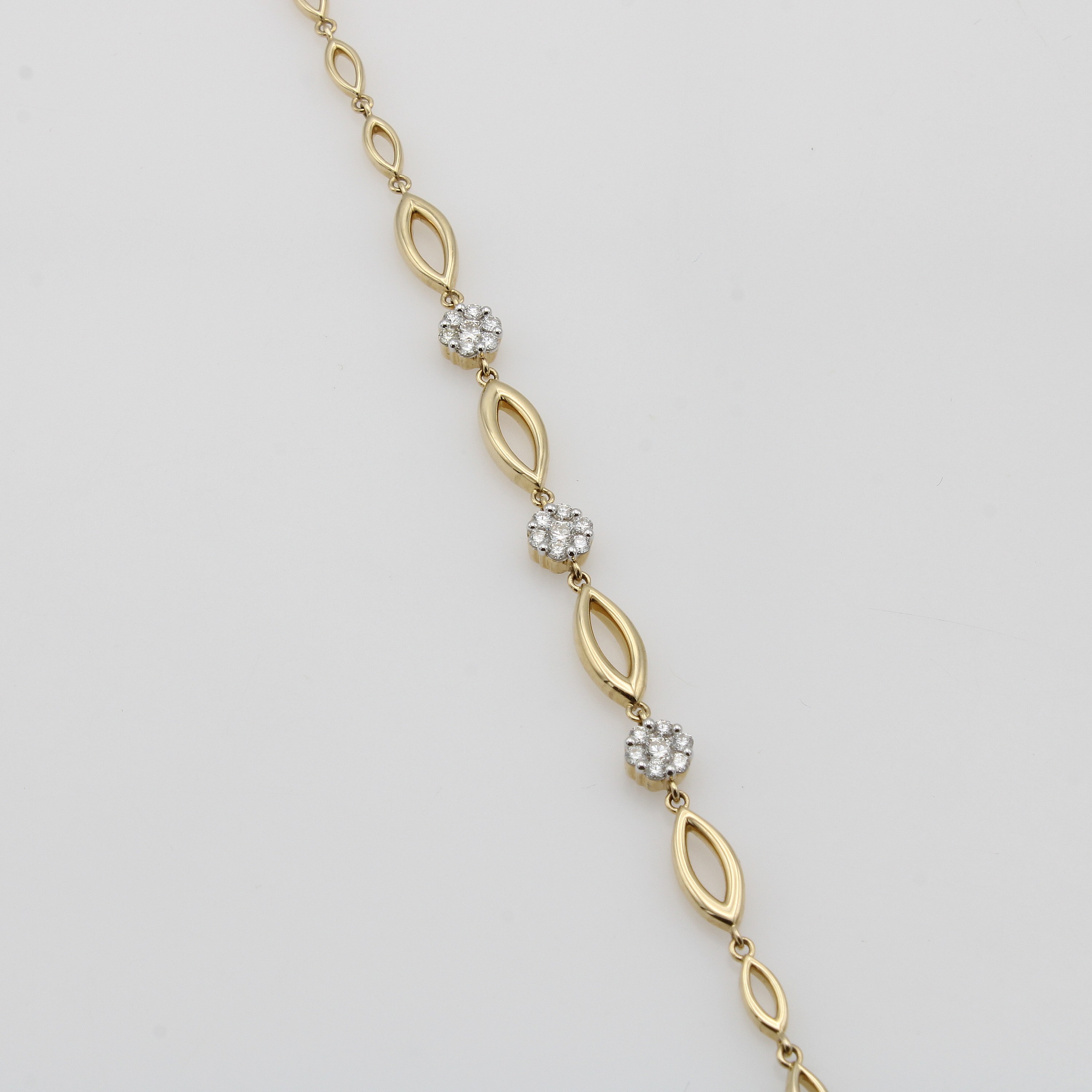 Image 26983781 - Armband mit Brillanten, GG 585/000, 3 blütenförm. Elemente bes. m. Brill. zus. ca. ...