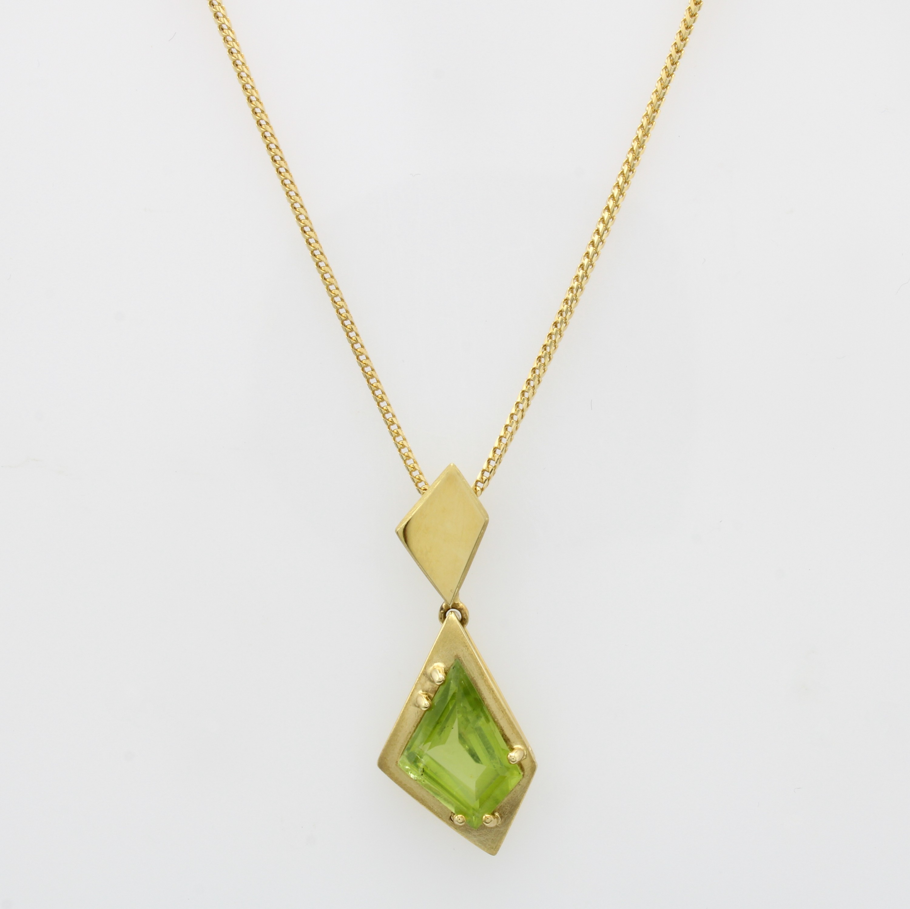 Image 26983784 - Anhänger mit Peridot, GG 585/000, z.T. matt., eckiger Peridot ca. 3 ct, L. ca. 45 cm ...