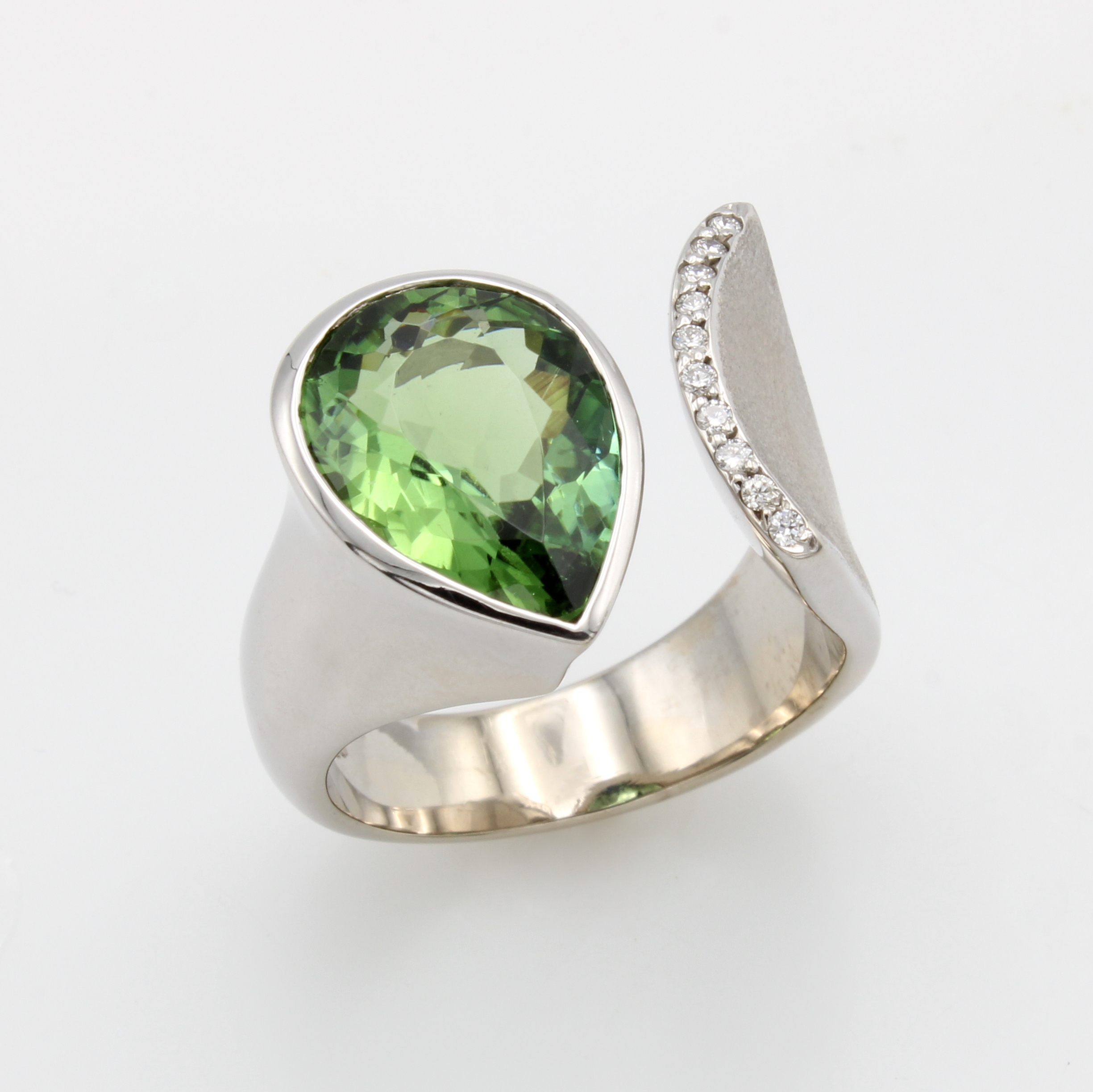 Image 26983790 - Ring mit Turmalin und Brillanten, WG 750/000z.T. matt., offen gearb., Turmalintropfen ...