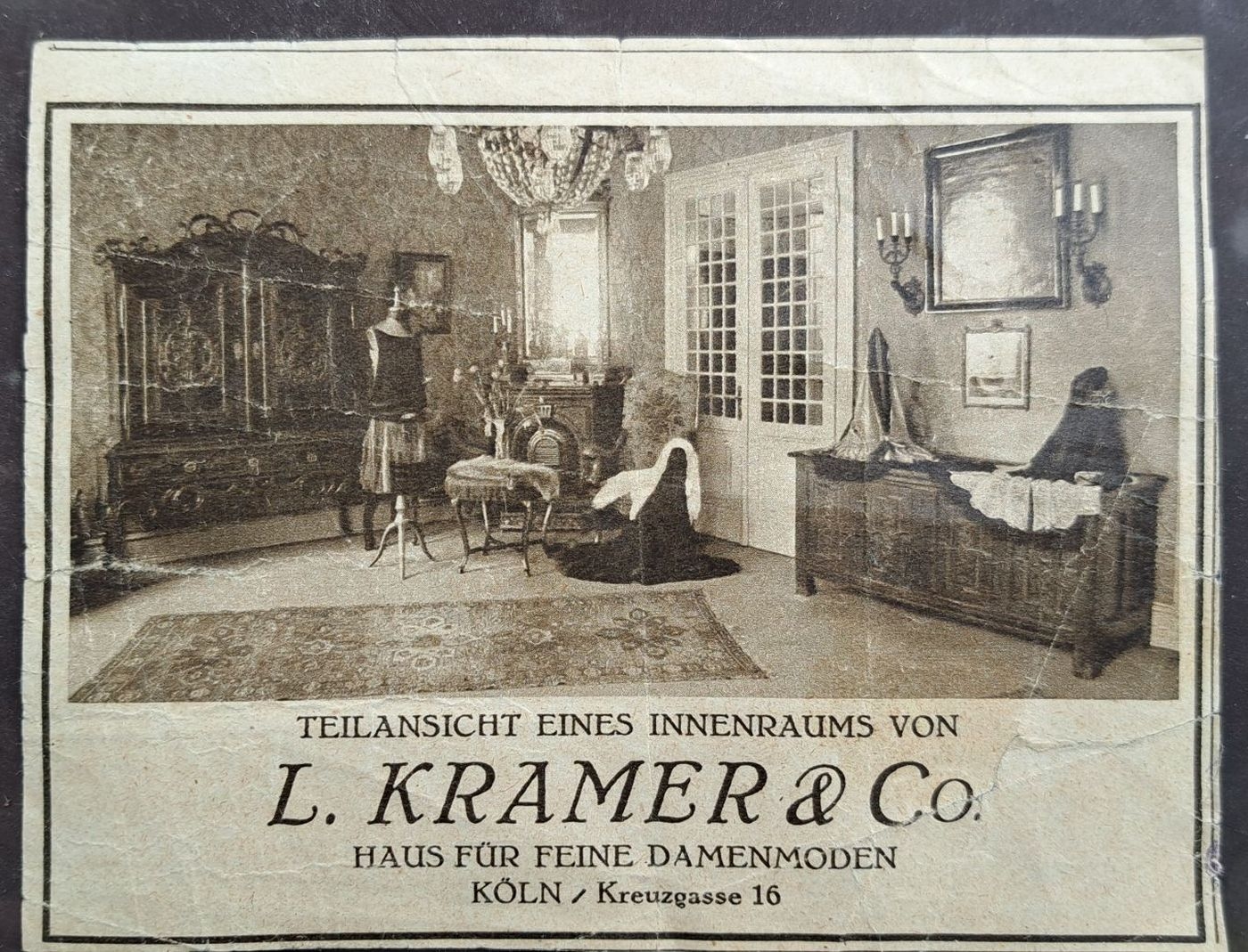 Detail a: Kabinettschrank/Stollenschrank, Westfalen, um 1750/60, Eiche massiv, einschübiger Unterbau auf geschweiften und geschnitzten Beinen, Unterbau mit ...