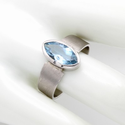 26983738a - Ring mit Aquamarin, WG 585/000, z.T. matt., fac. Aquamarinnavette ca. 1.5 ct, RW ca. 58 ...