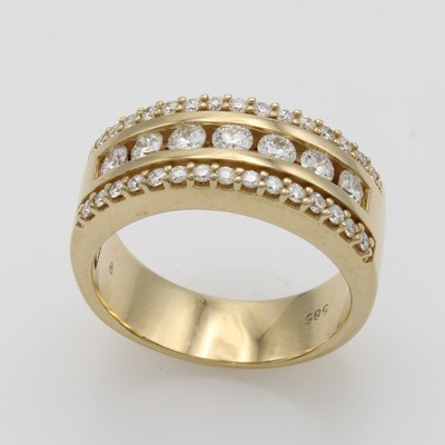 26983751a - Ring mit Brillanten, GG 585/000, 37 Brill. z. T. in Kanalfassung zus. ca. 0.75 ct ...