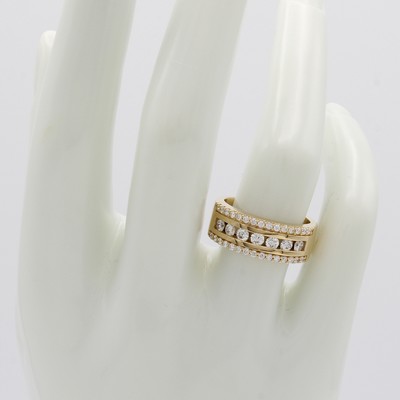 26983751b - Ring mit Brillanten, GG 585/000, 37 Brill. z. T. in Kanalfassung zus. ca. 0.75 ct ...
