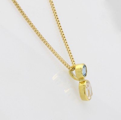 26983765a - Anhänger mit Farbsteinen an Kette, GG 585/000, 1 runder u. 1 ovaler Aquamarin zus. ca. ...