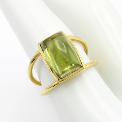 26983766a - Ring mit Peridot, GG 585/000, geteilte Ringschiene, eckiger Peridotcabochon ca. 6.8 ct, ...