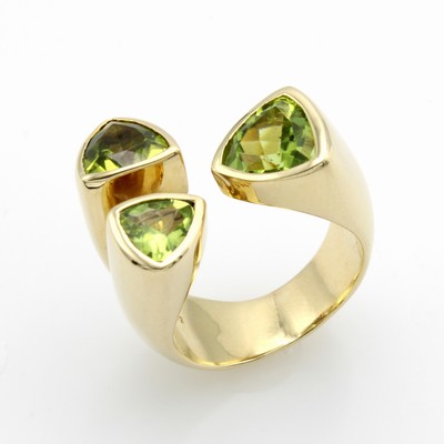Image Ring mit Peridots, GG 585/000, offen gearb.,3 fac. Peridottriangeln zus. ca. 4 ct, RW ...