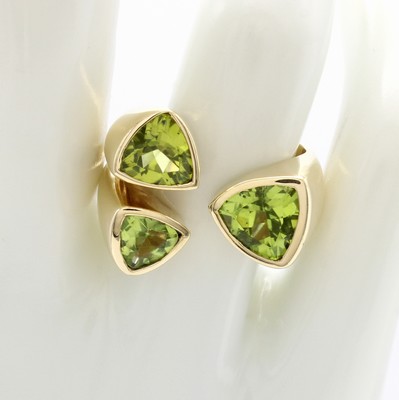26983770a - Ring mit Peridots, GG 585/000, offen gearb.,3 fac. Peridottriangeln zus. ca. 4 ct, RW ...