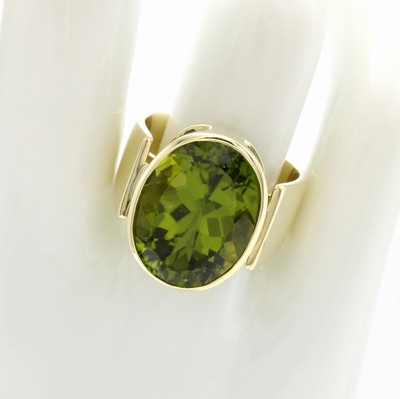 26983771a - Ring mit Peridot, GG 585/000, ovaler, fac. Peridot ca. 13.44 ct, RW ca. 56 Schätzpreis: ...