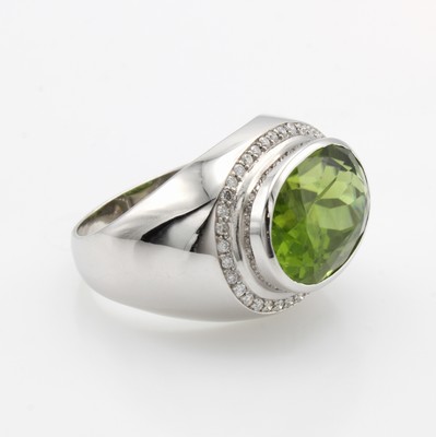 26983772a - Ring mit Peridot und Brillanten, WG 750/000,fac. Peridot ca. 11.6 ct umgeben v. Brill. ...