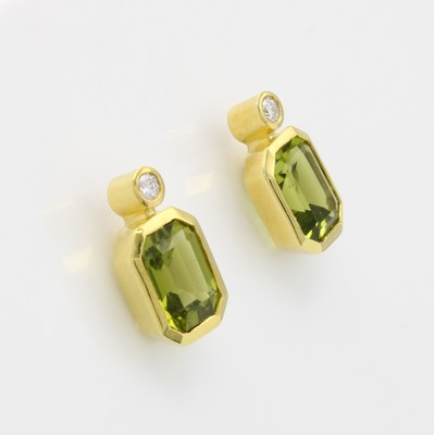 26983775a - Paar Ohrstecker mit Peridots und Brillanten, GG 585/000, 2 achteck. Peridots zus. ca. 4.6 ...