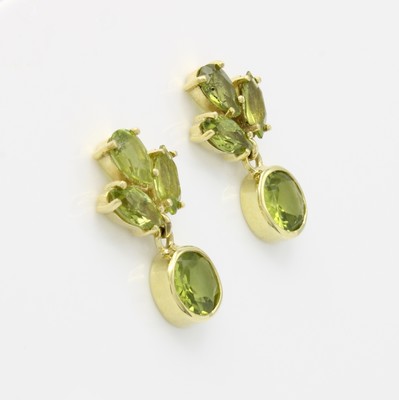 26983776a - Paar Ohrstecker mit Peridots, GG 585/000, Peridots in versch. Schliffarten zus. ca. 5 ct ...