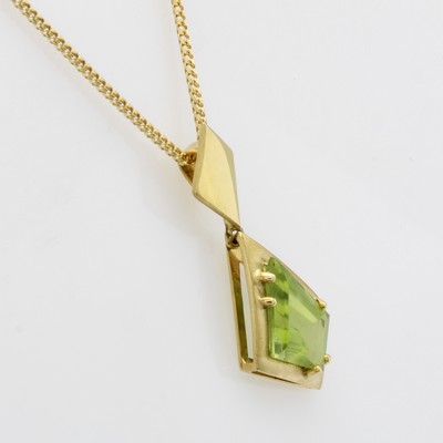 26983784a - Anhänger mit Peridot, GG 585/000, z.T. matt., eckiger Peridot ca. 3 ct, L. ca. 45 cm ...