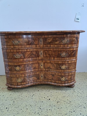 26983791c - Barockkommode, wohl Frankfurt/Main,, um 1750, doppelt geschweift, vier Schubladen, ...