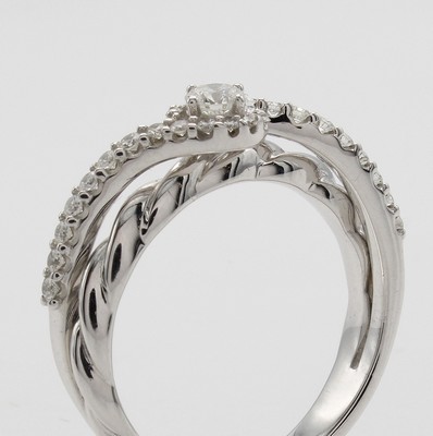 26983797a - Ring mit Brillanten, WG 585/000, überschla- genes Design z.T. m. Kordelverz., Brill. ...