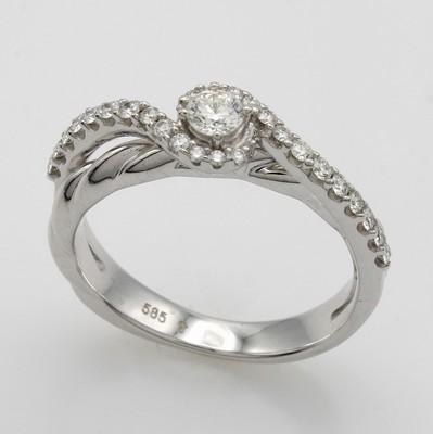 26983797b - Ring mit Brillanten, WG 585/000, überschla- genes Design z.T. m. Kordelverz., Brill. ...