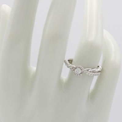 26983797c - Ring mit Brillanten, WG 585/000, überschla- genes Design z.T. m. Kordelverz., Brill. ...