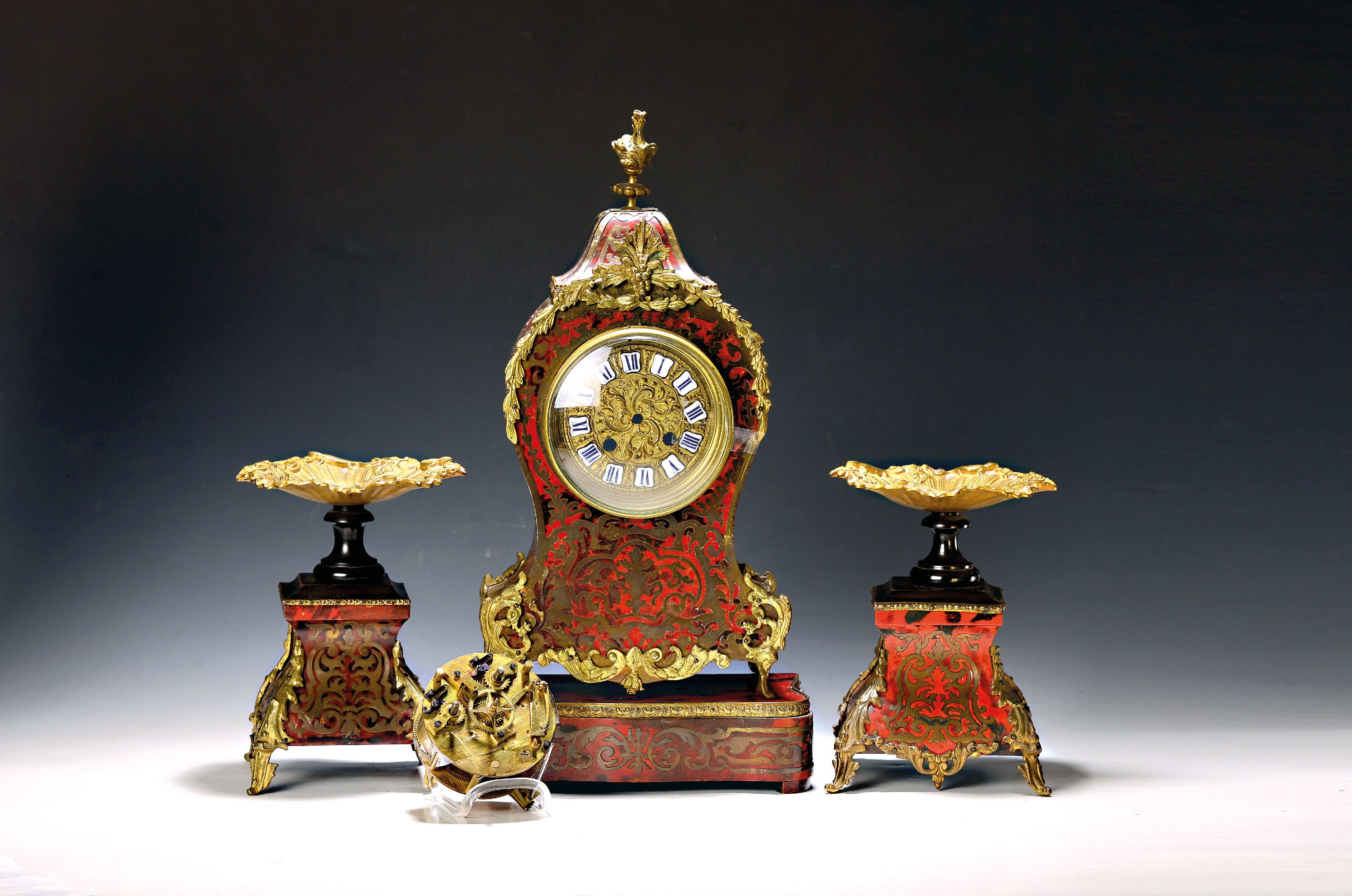 Image 26983857 - Kleinere Pendule mit Beistellern, Frankreich um 1870, Boulle-Gehäuse auf separatem ...