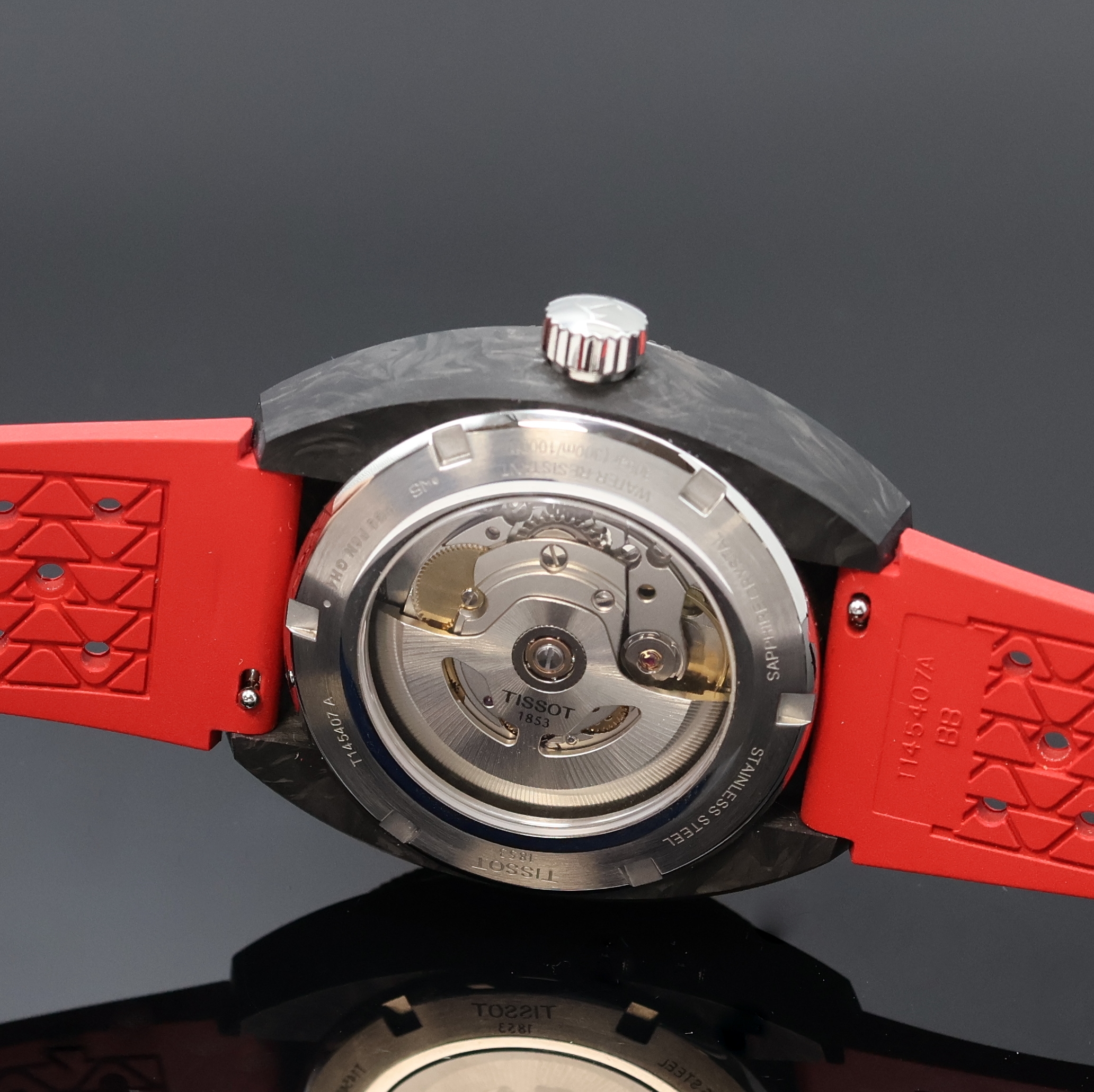 Detail d: TISSOT Powermatic neuwertige Herrenarmbanduhr Referenz T145.407A, Schweiz um 2025, Automatik, beids. vergl. Geh. in Stahl m. schwarz marmoriertem ...