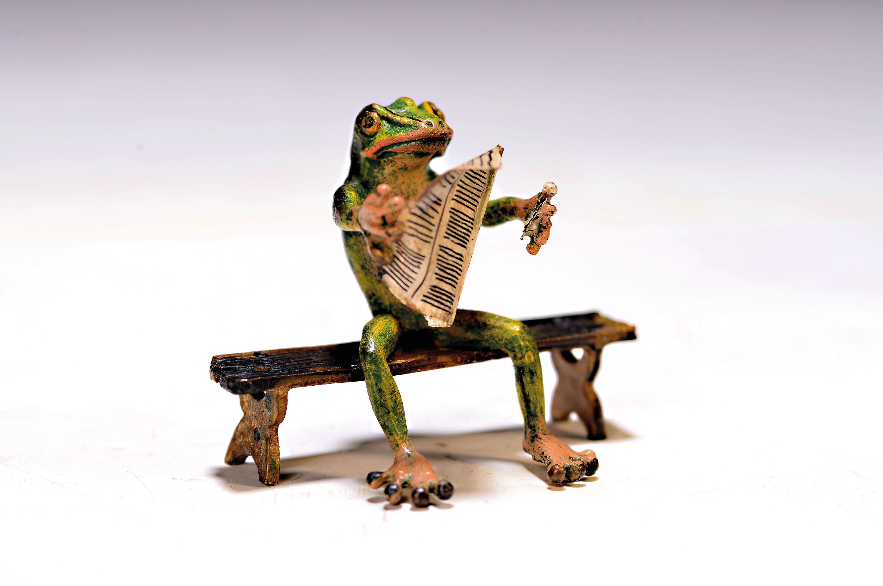 Image 26983892 - Wiener Bronze, Frosch mit Zeitung, sign. Bergmann, ca. 4x5 cm