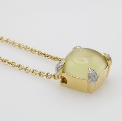 26983859a - Anhänger mit Quarz und Diamanten an Kette, GG 750/000, Quarzcabochon, Diam. zus. ...