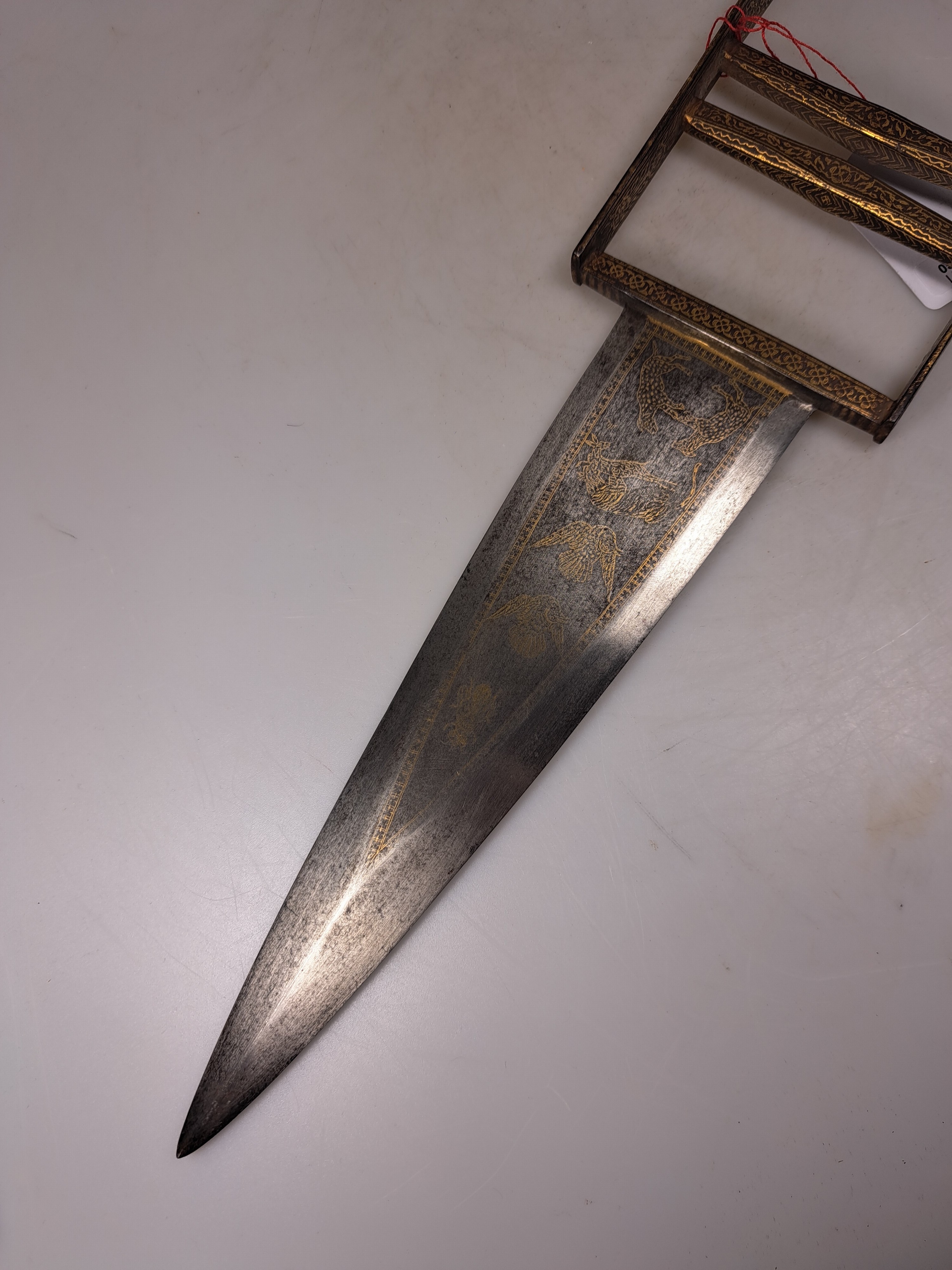 Detail b: Katar oder Tigerdolch, Indien, 19. Jh., mit reicher und feiner Goldtauschierung von Ornamenten und Chrysanthemen, Klinge ebenfalls fein ...