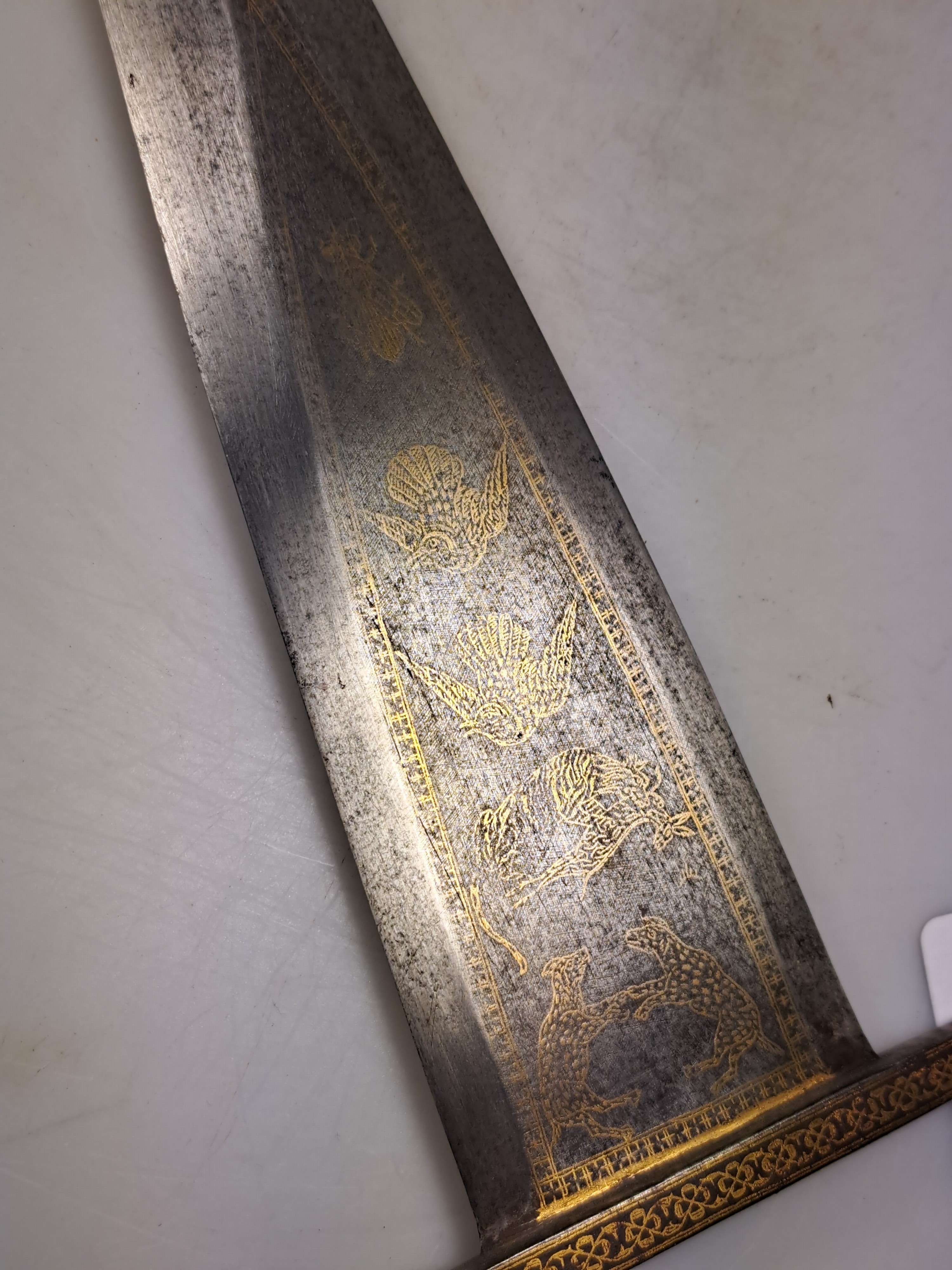 Detail c: Katar oder Tigerdolch, Indien, 19. Jh., mit reicher und feiner Goldtauschierung von Ornamenten und Chrysanthemen, Klinge ebenfalls fein ...