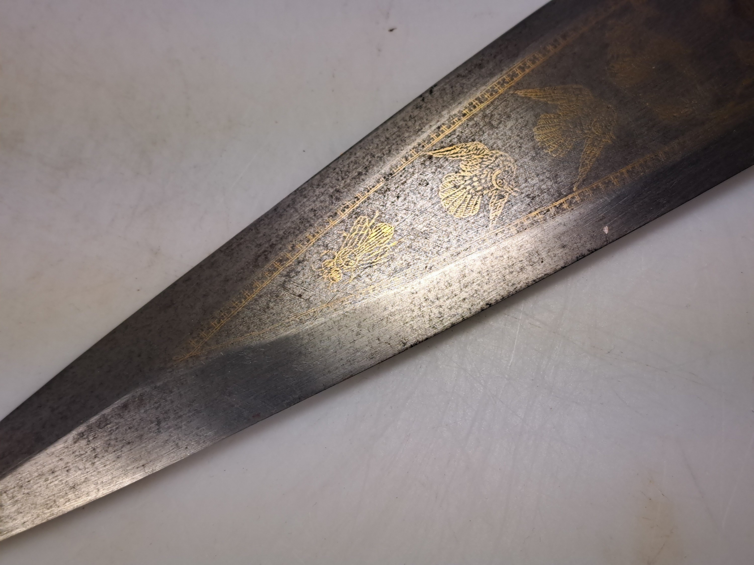 Detail d: Katar oder Tigerdolch, Indien, 19. Jh., mit reicher und feiner Goldtauschierung von Ornamenten und Chrysanthemen, Klinge ebenfalls fein ...