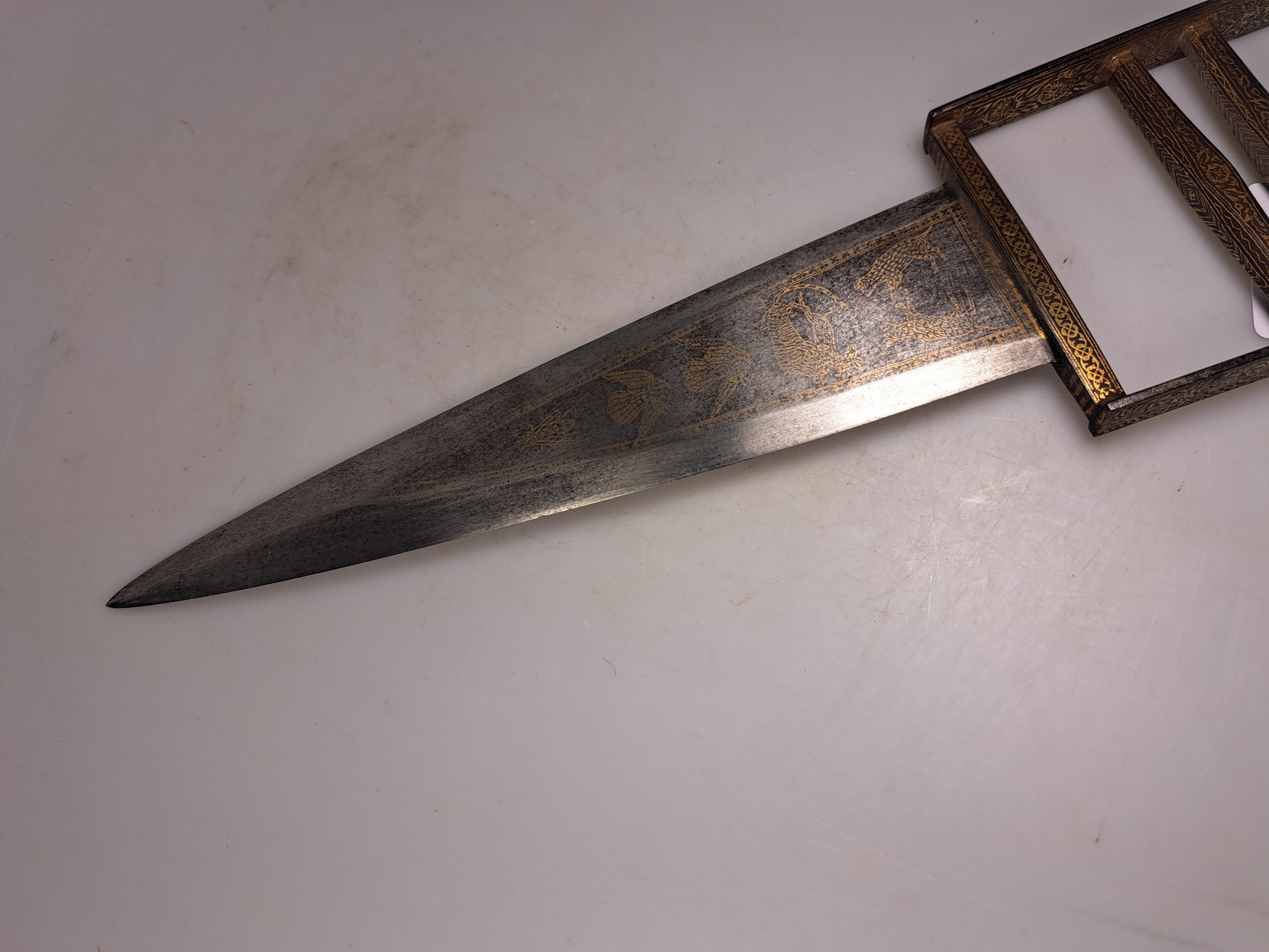 Detail e: Katar oder Tigerdolch, Indien, 19. Jh., mit reicher und feiner Goldtauschierung von Ornamenten und Chrysanthemen, Klinge ebenfalls fein ...